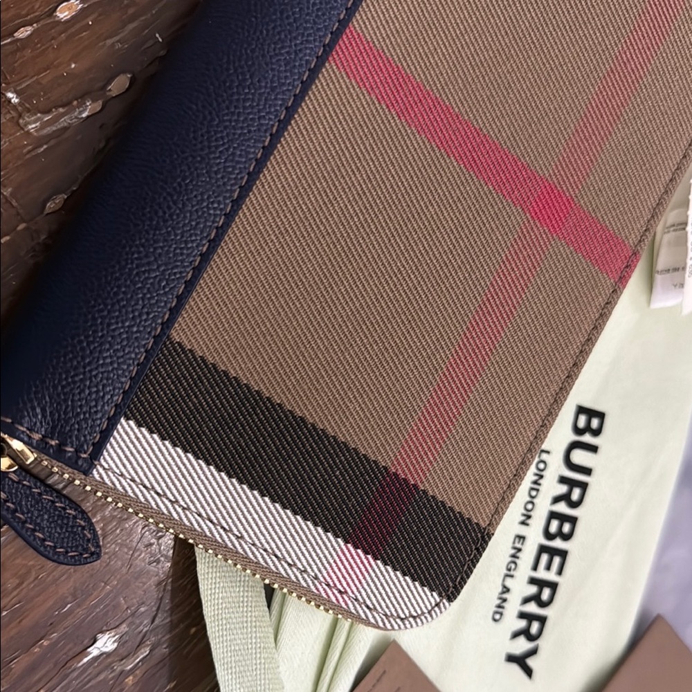 Burberry Black and Gray Wallet with Classic Check Design - Picture 4 of 4